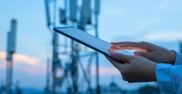 human-hand-with-tablet-CSP-towers